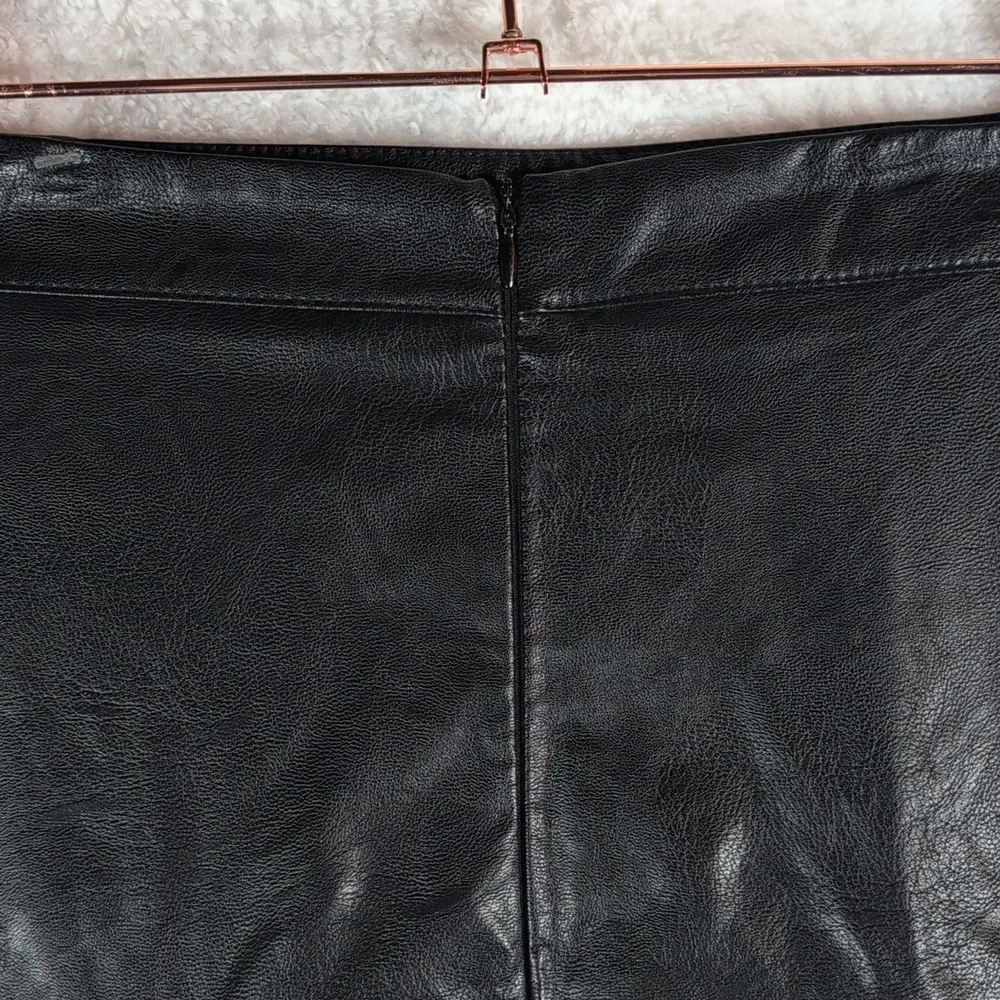 138-Rinascimento Black Quilted A-Line Skirt - Picture 7 of 7